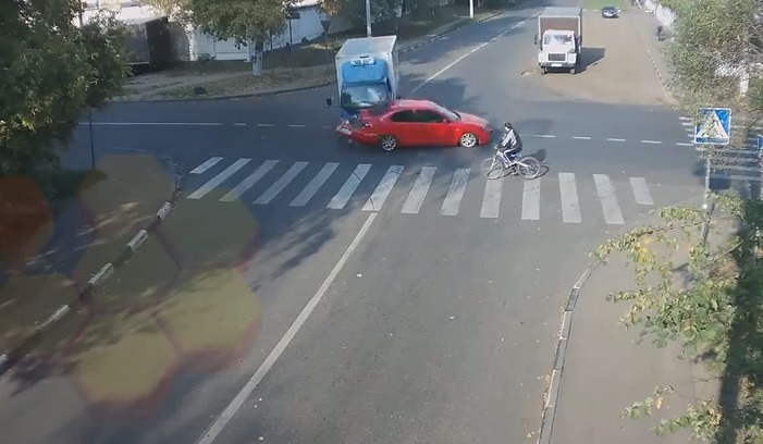 Велосипедист чудом избежал наезда двух автомобилей (ВИДЕО)