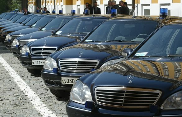 ФАС собирается ограничить чиновников в покупке дорогих авто