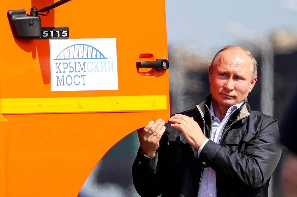 Путин первым проехал по Крымскому мосту. На КАМАЗе