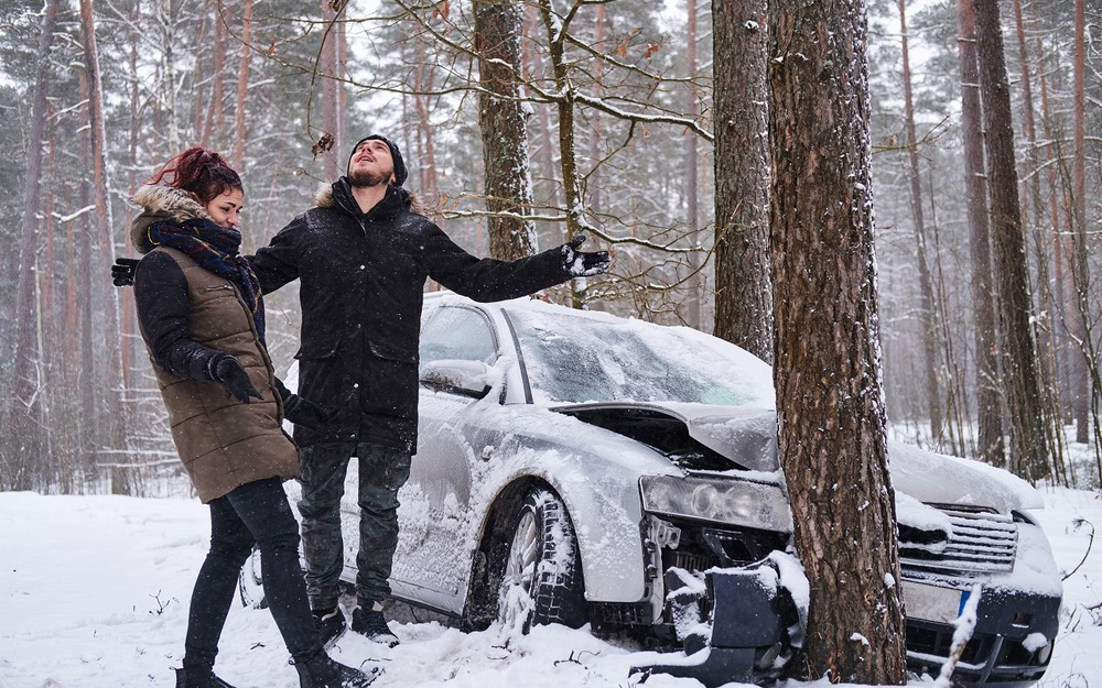 ДТП на заснеженной трассе: виноват водитель или дорожные службы?