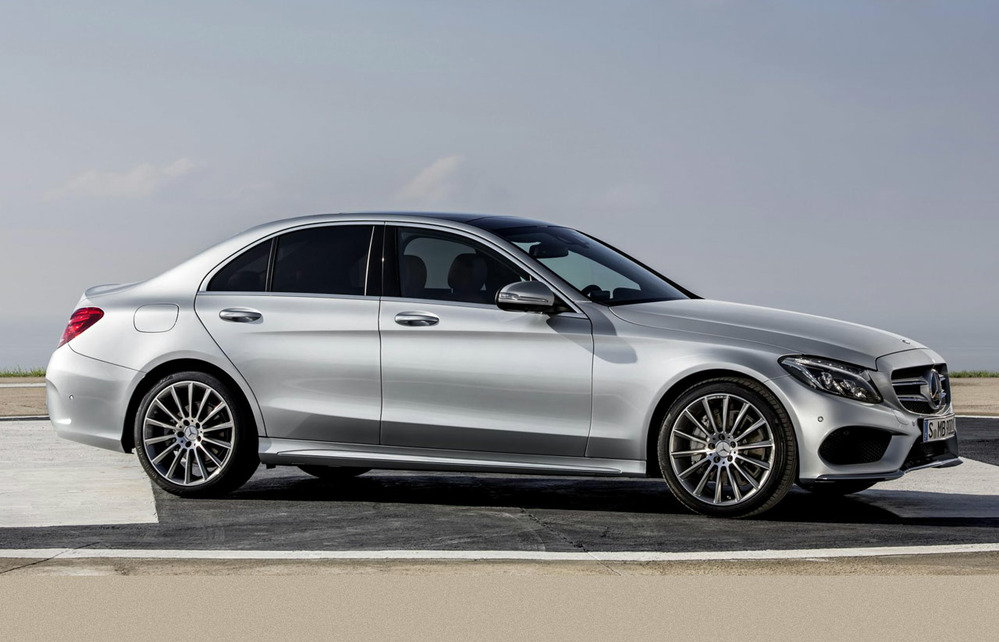 Mercedes-Benz объявил цены на кроссовер GLA и новый C-класс