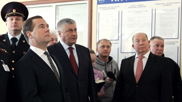 Медведев пообещал уволить 50 чиновников за неуважение к ПДД 