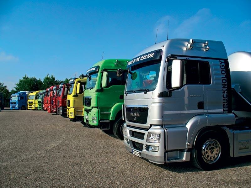 MAN TGX (тягачи) и MAN TGS (строительные шасси) основательно модернизированы - с новыми двигателями они  выполнят нормы Euro V без добавк AdBlue. А еще провели фейслифтинг кабины.