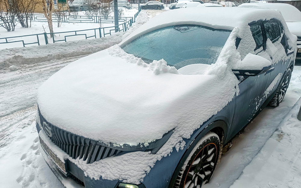Перед стоянкой надо не забыть выключить стеклоочиститель - иначе при дистанционном запуске он начнет работать. Будь на машине еще больше снега, моторчик может и не сдюжить.