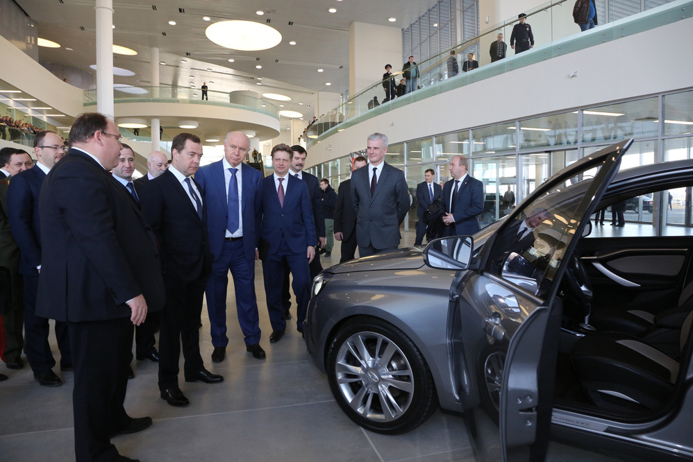 Дмитрий Медведев проинспектировал Lada Vesta и Lada XRAY