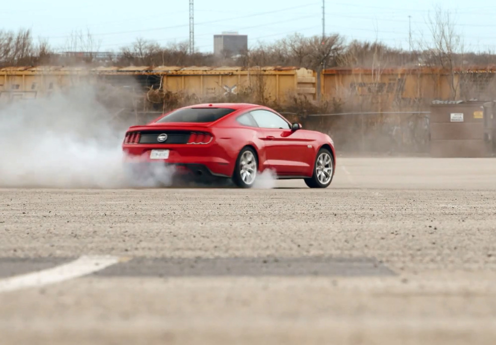 Девушка-каскадер катает ухажеров на Ford Mustang (ВИДЕО)