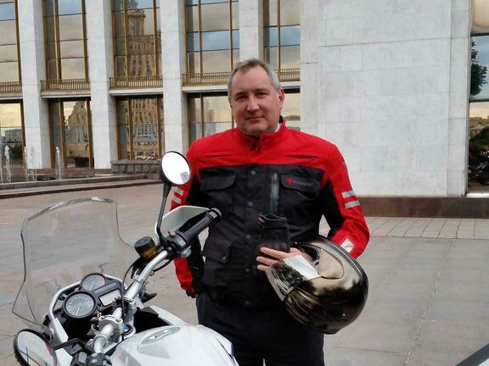 Дмитрий Рогозин борется с пробками с помощью мотоцикла