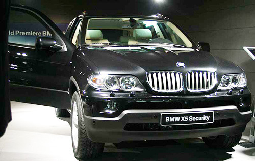 BMW представляет свой &quot;броневик&quot; в России