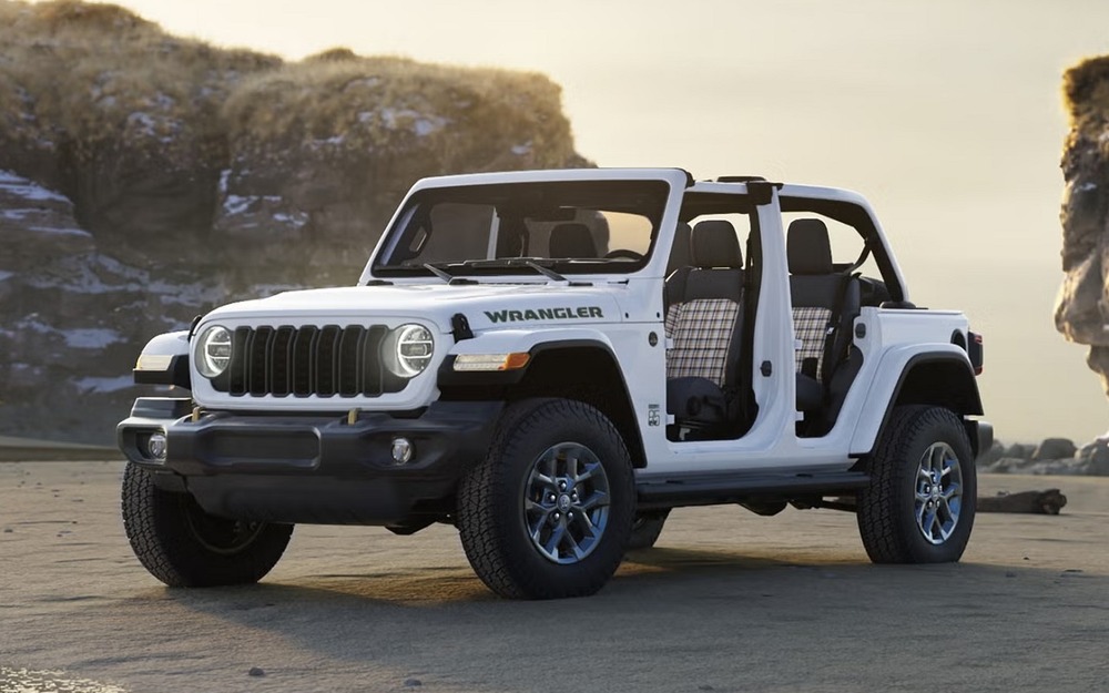 Смотрите, это юбилейный Wrangler! Самое забавное - в салоне