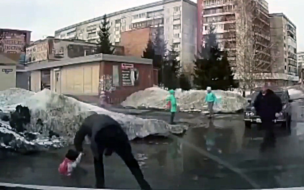 Что скрывают лужи: девочка провалилась в яму на дороге