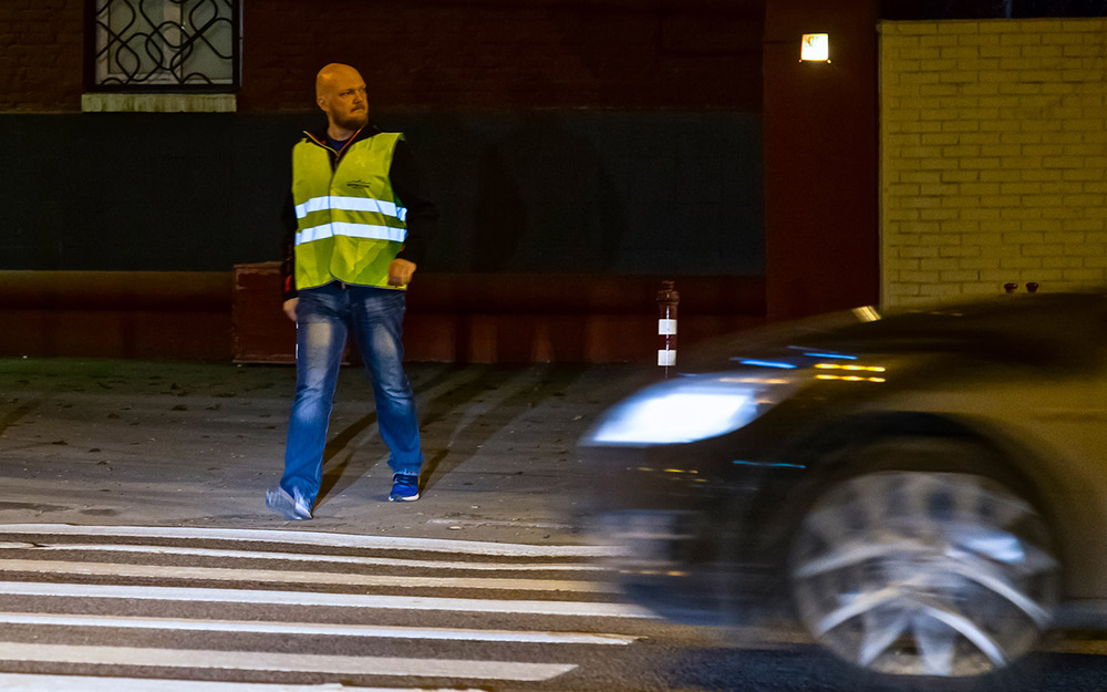 Жилет не будет лишним ни днем, ни при уличном освещении. Ходить в нем всегда мы, конечно, не призываем. Но настоятельно рекомендуем надевать его в любой ситуации, когда вы можете стать «неожиданностью» на дороге.