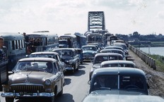Пробка образца 1960-х годов. Для всех желающих попасть в Жуковский на очередной авиасалон дорожного пространства явно не хватает.