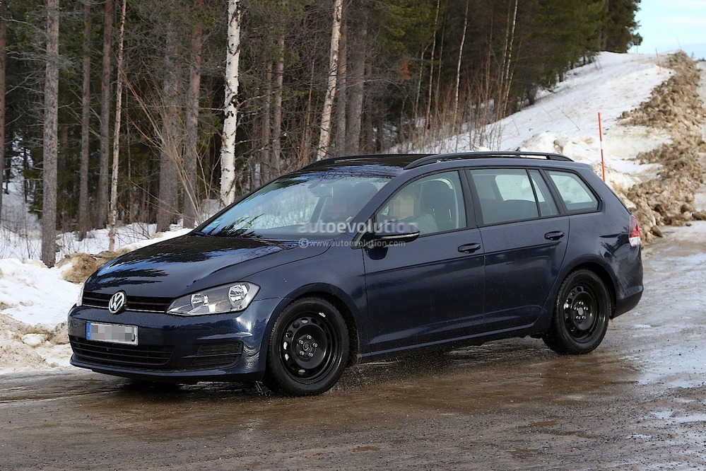 Универсал VW Golf Variant выехал на дороги без камуфляжа