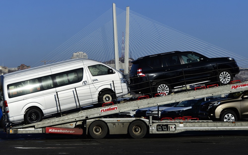 Погрузка во Владивостокском морском торговом порту на берегу бухты Золотой Рог