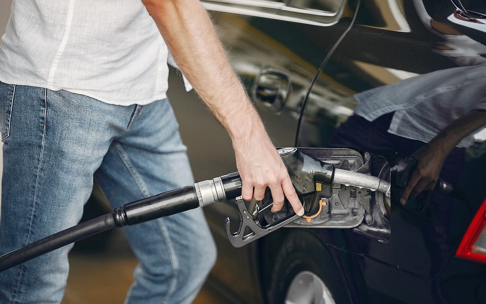 Специалисты напомнили, как машина сигнализирует о плохом бензине