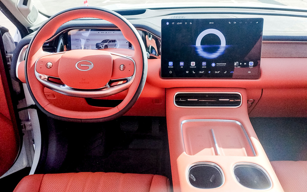 В части ассистентов водителя S9 оснащен по последнему слову техники.