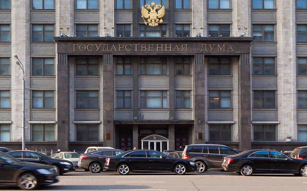 Госдума перестала оплачивать бензин депутатам, использующим иномарки
