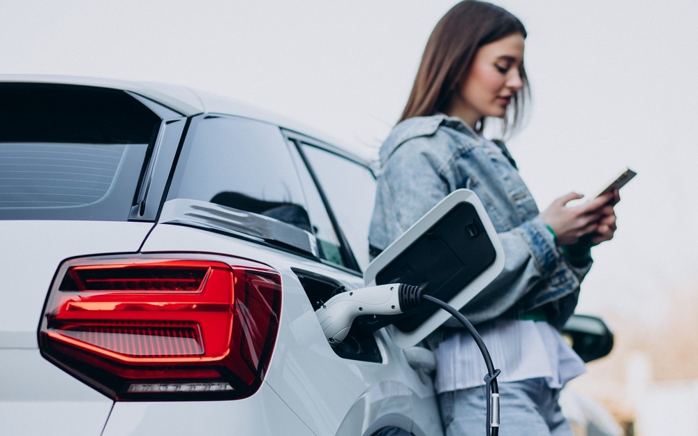 Toyota Highlander подешевел в России на 23%: свежая статистика цен на гибриды