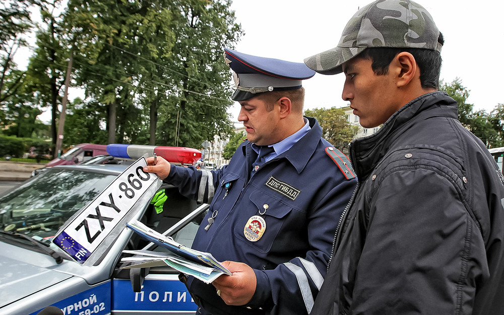 Иностранец, попавшись за нарушение правил, получит от инспектора ДПС штрафную квитанцию. А вот будет ли штраф оплачен, большой вопрос.