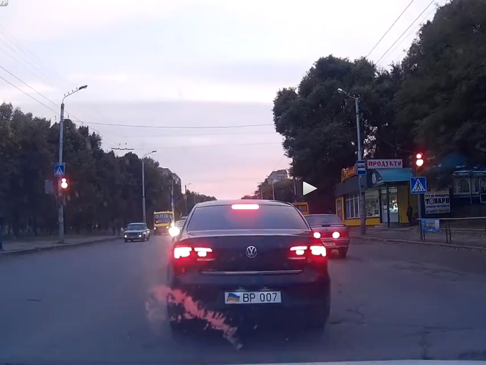 Автовладелец на ходу меняет номера своего авто