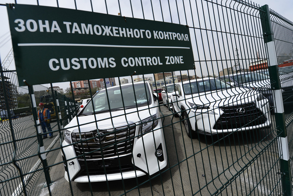 В первом полугодии в Россию завезли в два раза меньше автомобилей