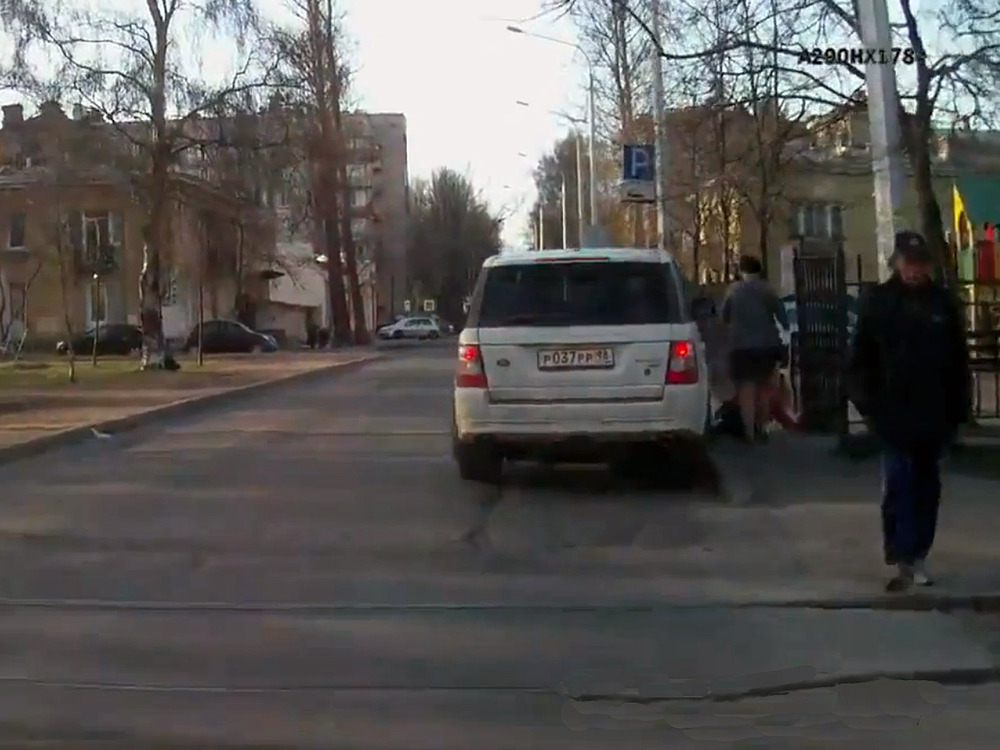 Дама на Land Rover нарочно сбила девушку на тротуаре 