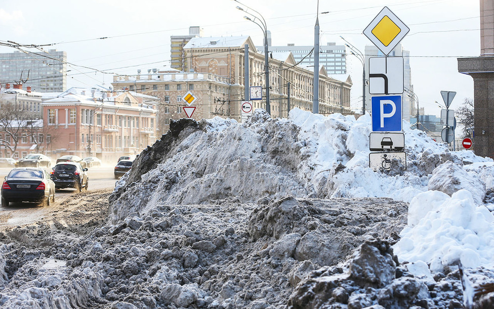Снегопад века: почему в Москве не чистят платные парковки