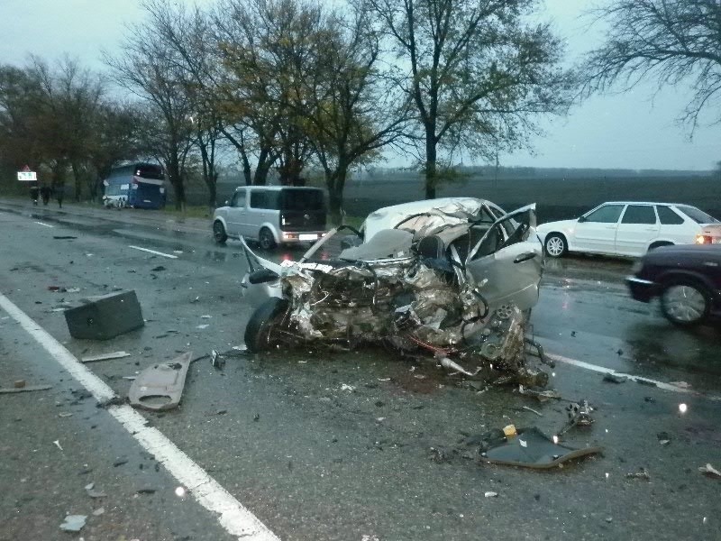 Три человека погибли при столкновении Lada Kalina с автобусом