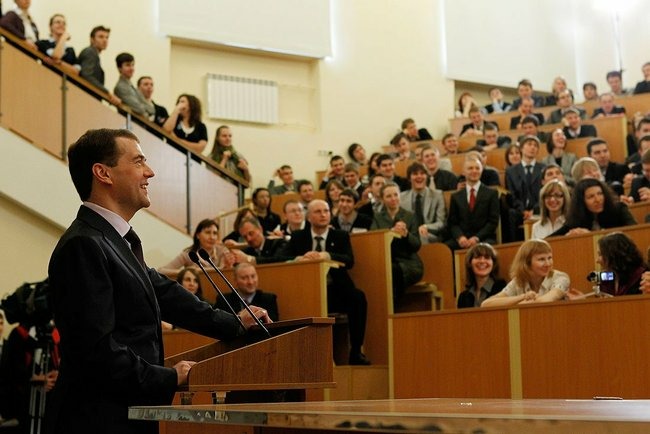 Дмитрий Медведев выступает перед студентами