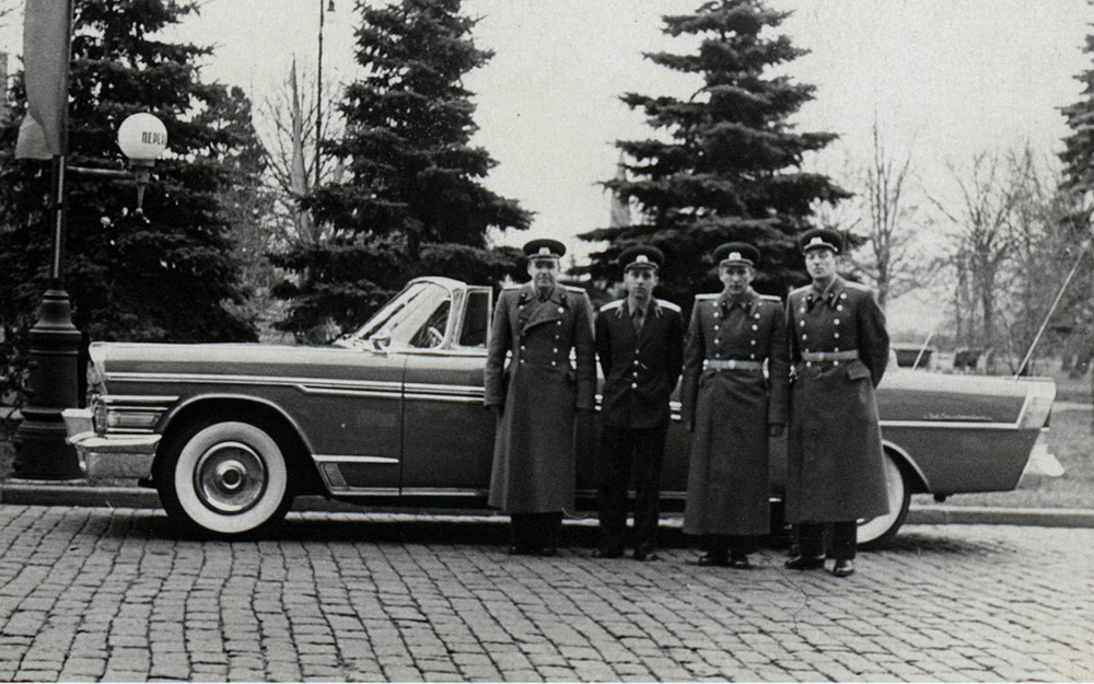 Начиная с 1953 года главные парады страны в Москве принимали всегда на автомобилях московского завода имени Сталина, потом - имени Лихачева. Парадных ЗИЛ-111В сделали три: два основных и один запасной. На машине стоял огромный по меркам того времени 200-сильный мотор и двухступенчатая автоматическая коробка передач.