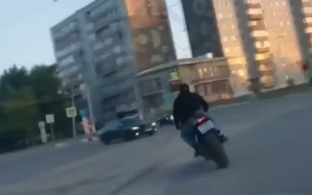 Погоня полиции за мотоциклистом попала на видео