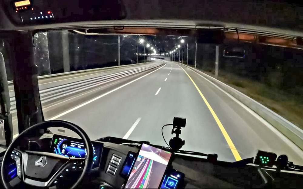 Вид из кабины беспилотного тягача Sitrak.