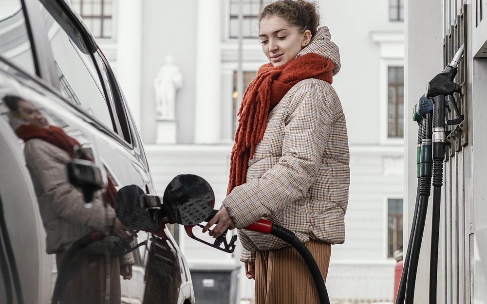 В России ввели штрафы за продажу бензина подросткам