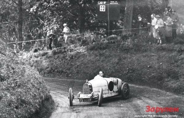 Кидстон на Bugatti T35 участвует в гонке по подъему на холм в Шелсли Уолш в мае 1925 года. Лучшее время тогда показал Генри Сигрейв, в будущем - обладатель абсолютного рекорда скорости.