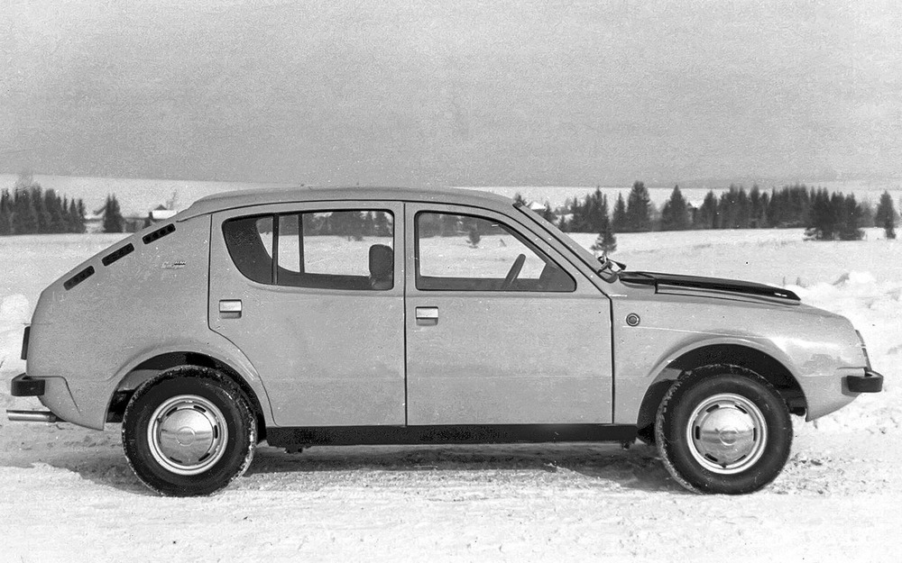 Один из первых хэтчбеков и один из первых переднеприводных автомобилей в СССР - Иж-13 Старт. Машину сделали в 1972 году с максимальной унификацией с Москвичом-412. Никаких ШРУСов в СССР еще не было, привод на колеса - сдвоенными карданами. В 1974-м приняли окончательное решение - подобный автомобиль будет делать АЗЛК, а ИжАвто с трудом разрешили лишь создавать модификации Москвича-412.