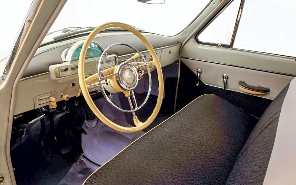 Салон шестиместный. Переключатель передач на большинстве машин вынесен на рулевую колонку. «Боковая поддержка» сидений, ремни и подушки безопасности не предусмотрены конструкцией.