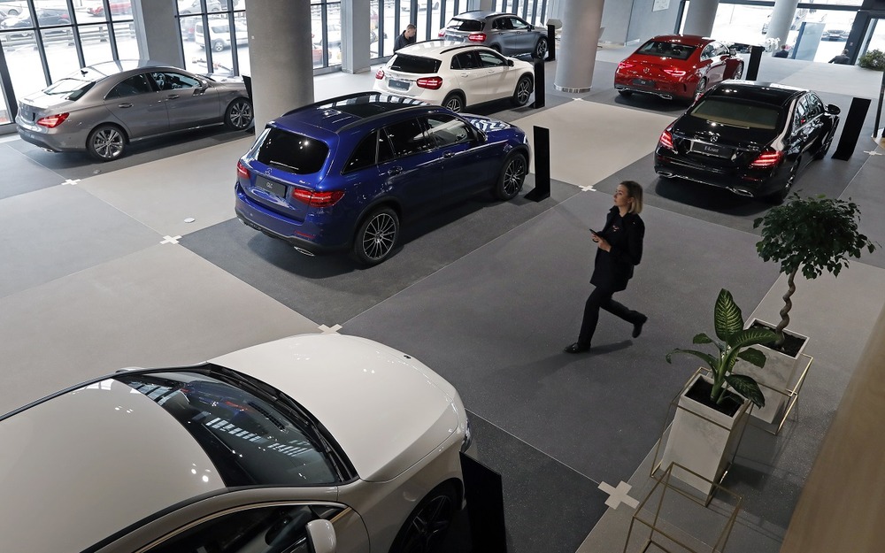 Все российские автосалоны закрываются на неделю