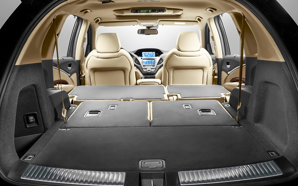 Салон - просторный! Даже при поднятых сиденьях третьего ряда заявлено около 400 л для поклажи. И третий ряд при этом полноценный - взрослым вполне комфортно.