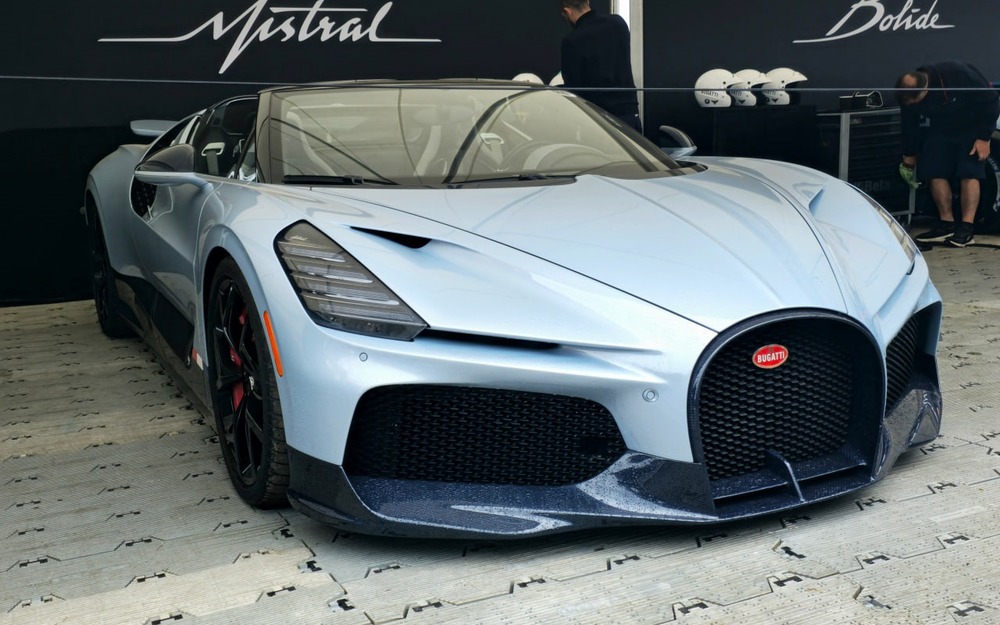 В России впервые за 13 лет поставили на учет новый Bugatti