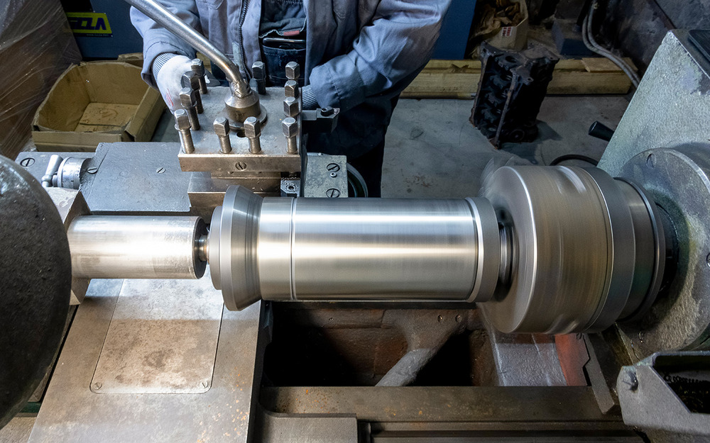 Ремонтные гильзы подгоняют на токарном станке.