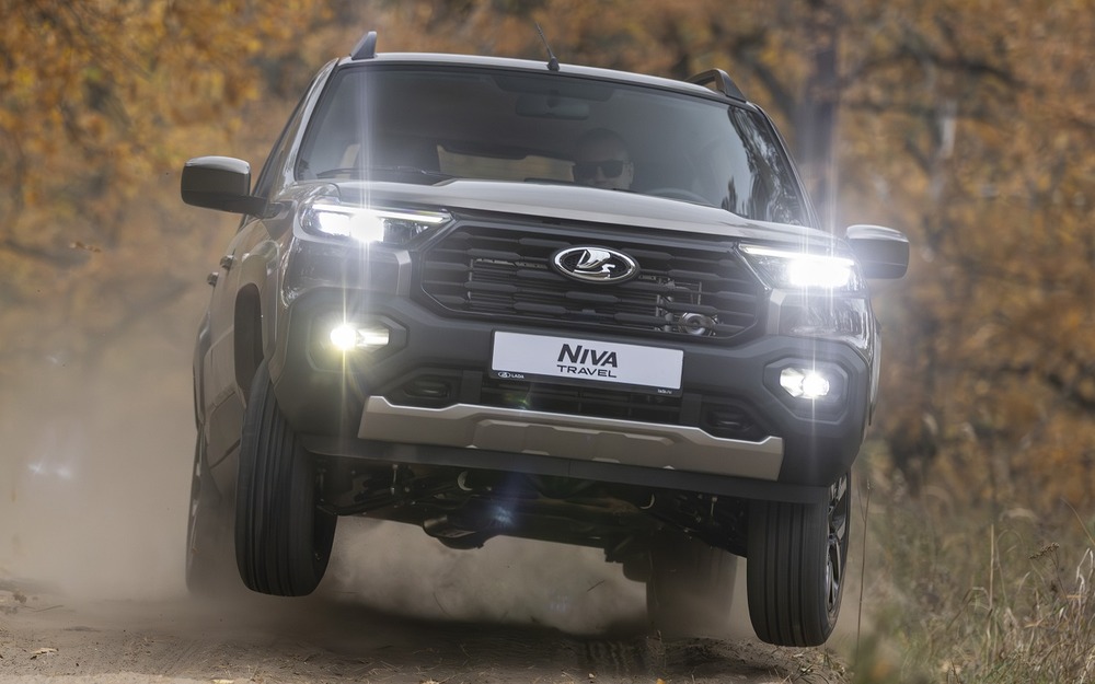 Нива с новым мотором - пытаемся въехать в крутой песчаный подъем!