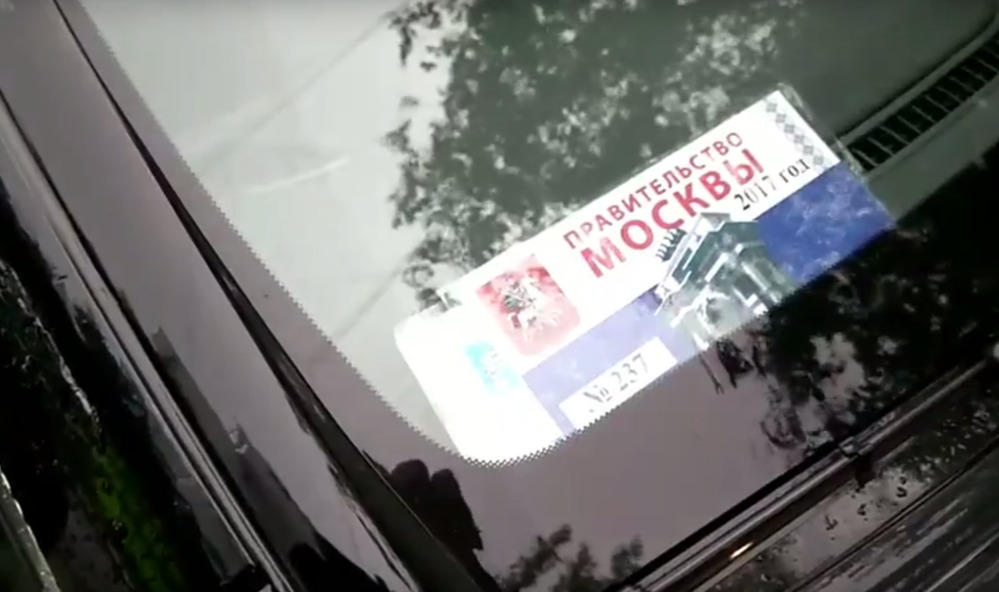 Столичная чиновница заблокировала въезд скорой помощи