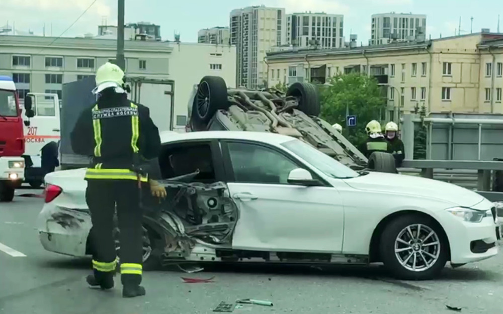В Москве в районе Пресни произошла авария - столкнулись пять автомобилей