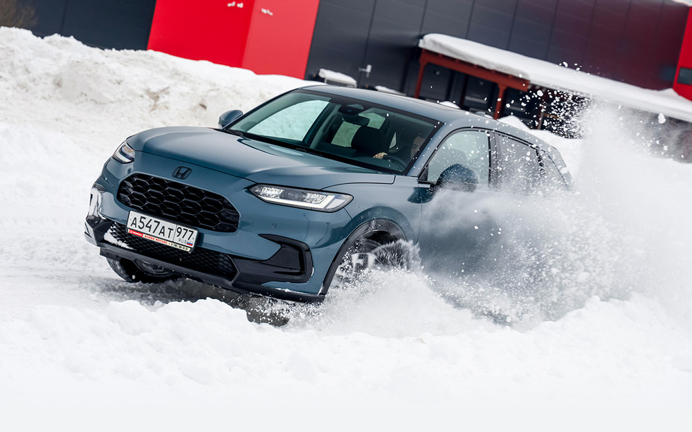 Honda ZR-V. Цена в России от 4 890 000 ₽. Активным водителям ZR-V дает возможность порезвиться, благо система стабилизации отключаемая.