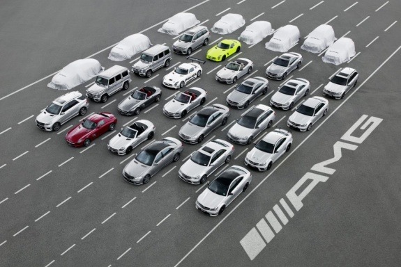 Углепластик пока даже во флагманском SLS AMG - лишь декор, причем за отдельную плату. Но легкий и прочный композит постепенно будут начинать применять в качестве материала для создания отдельных кузовных панелей или даже элементов силовой структуры