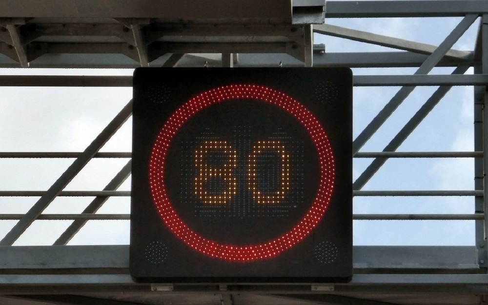 Электронные знаки хотят наделить особой силой