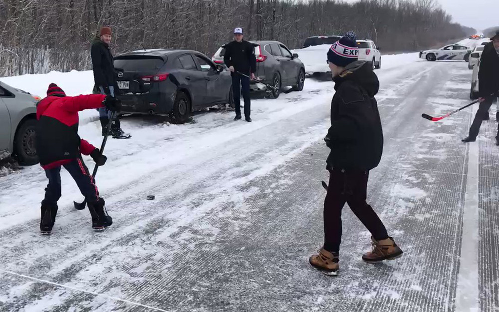 Чем заняться в пробке - не сыграть ли нам в хоккей!
