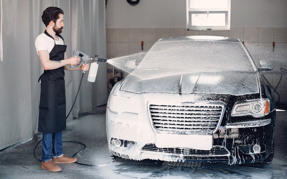 Сколько денег оставили россияне на АЗС, СТО и мойках в 2025-м?