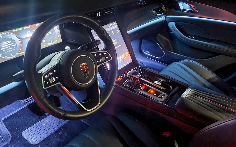 Интерьер Н5 в ночное время выглядит интереснее благодаря красивой фоновой подсветке.