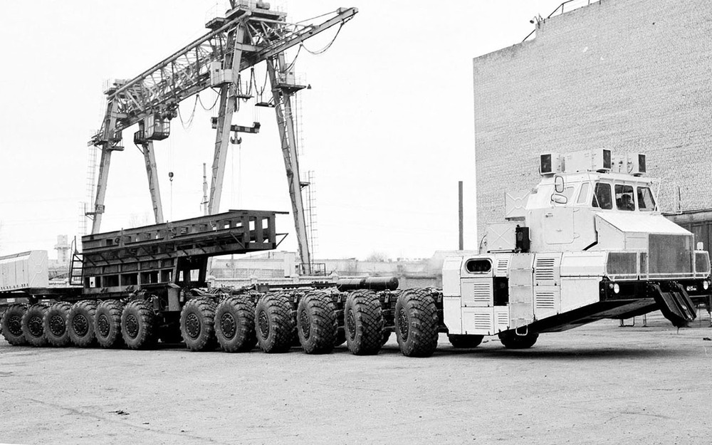 Рекордсмен совсем иного свойства - монструозный МАЗ-7907. Машина грузоподъемностью 150 т, снаряженной массой 65,8 т представляла собой два сочлененных звена. Колесная формула 24х24, управляемые восемь осей - четыре передних и четыре задних. Все это приводила в движение газовая турбина мощностью 1250 л.с. с электрической трансмиссией. Которая, к слову, и оказалась самым слабым местом машины. В середине 1980-х построили лишь два экземпляра.